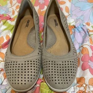 Women's Earth Beige Brushed Suede Low Wedges 8.5